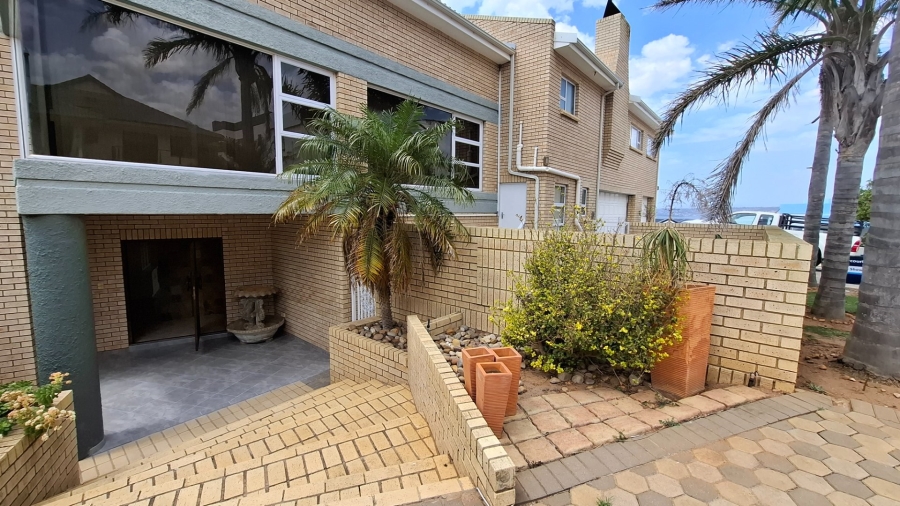 4 Bedroom Property for Sale in Menkenkop Western Cape